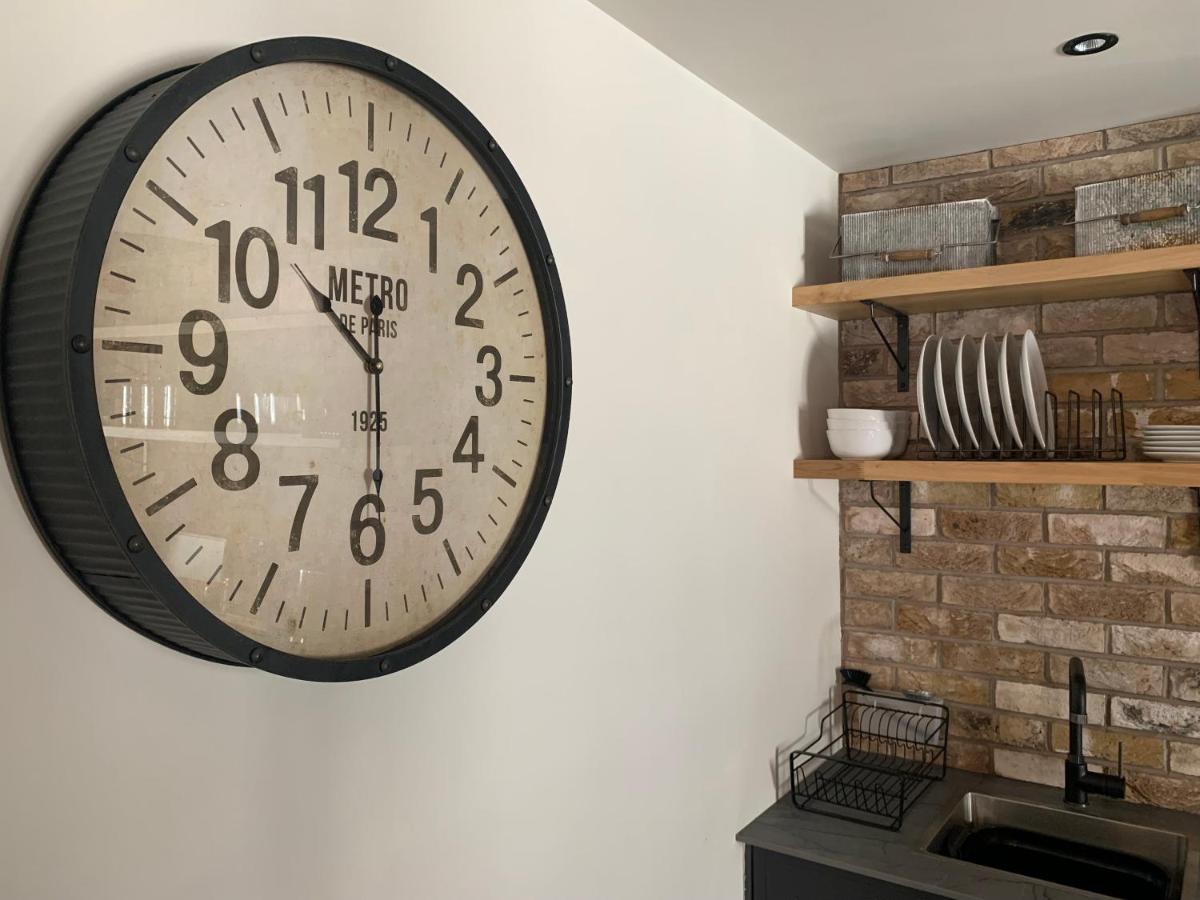 דגלאס Loft 11 Stunning Luxury Nyc Loft Style Interior Designed 2Bd Apartment Excellent City Centre Location Mezzanine Cinema Room Designer Furniture Amazing Space מראה חיצוני תמונה